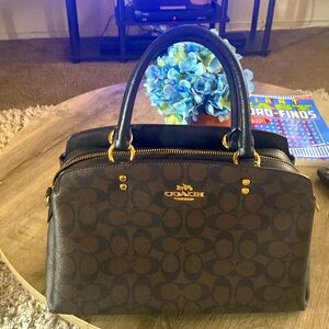 I am selling a new coach bag got it as a gift but not my style come has a strap